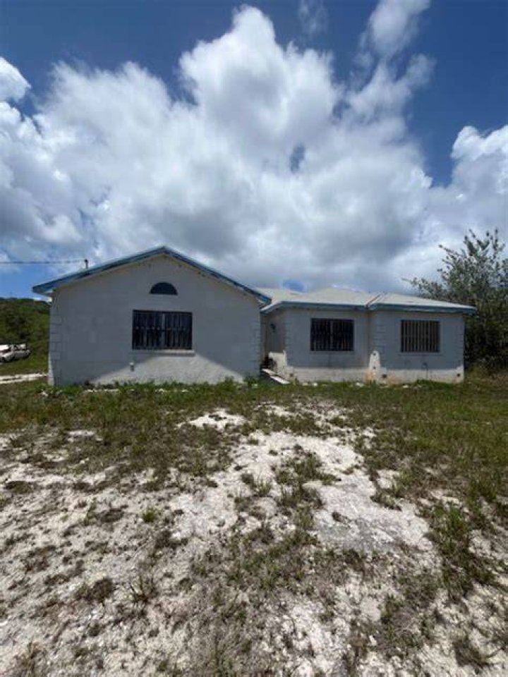 Can a US citizen buy a house in the Bahamas?