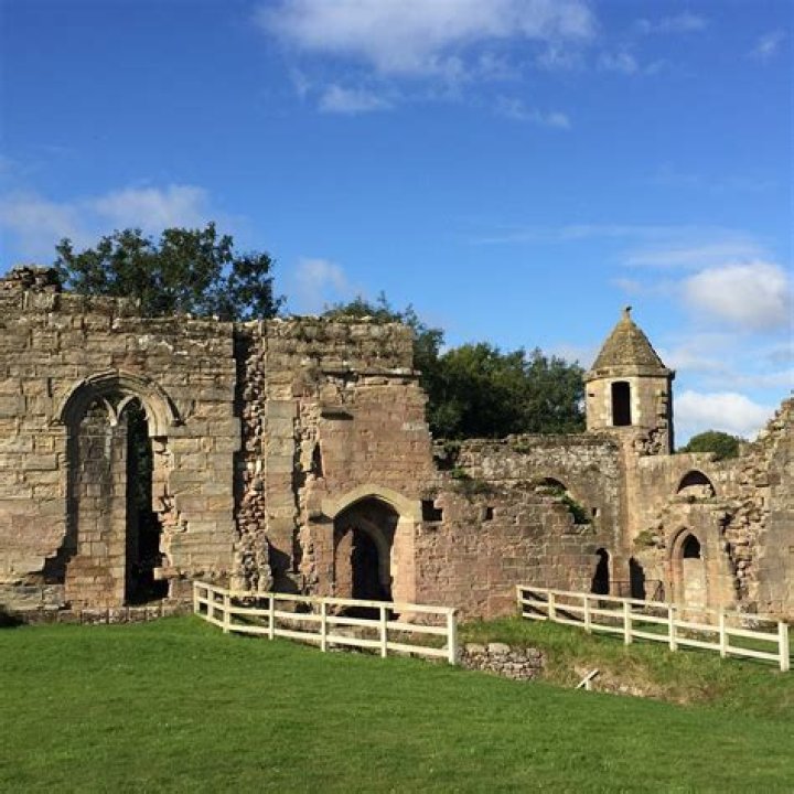 Is Spofforth Castle free?