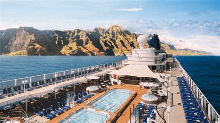 What cruise line goes to all Hawaiian Islands?