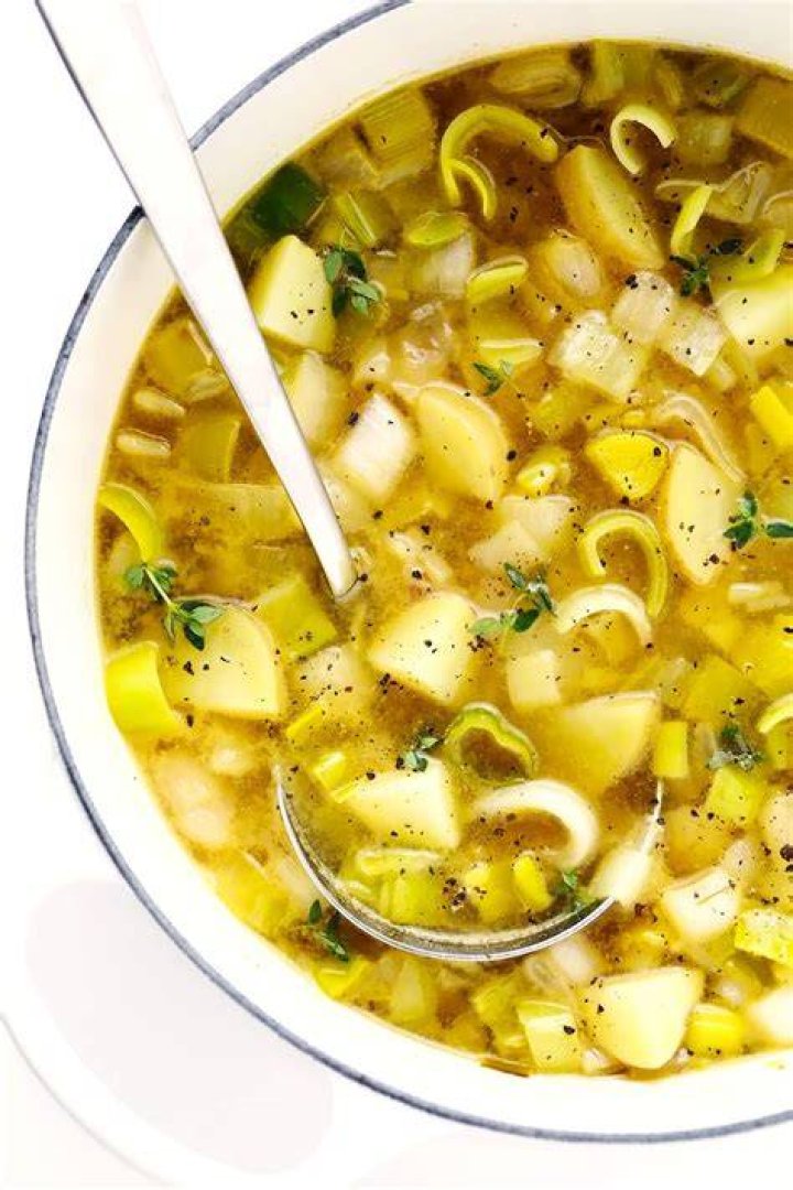 What flavor do leeks add to soup?