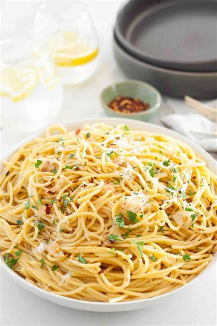 What goes well with aglio e olio?