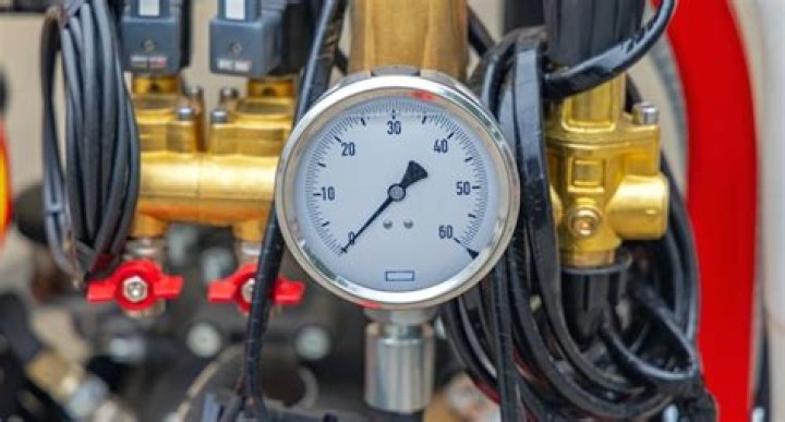 What happens when you fill a pressure gauge with liquid?