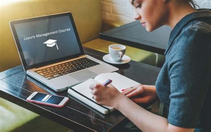 What is luxury management course?