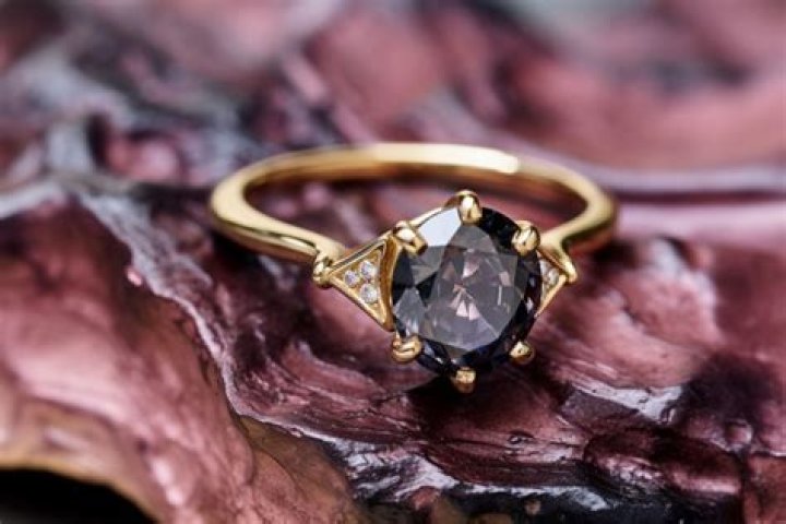 What is melanite garnet?