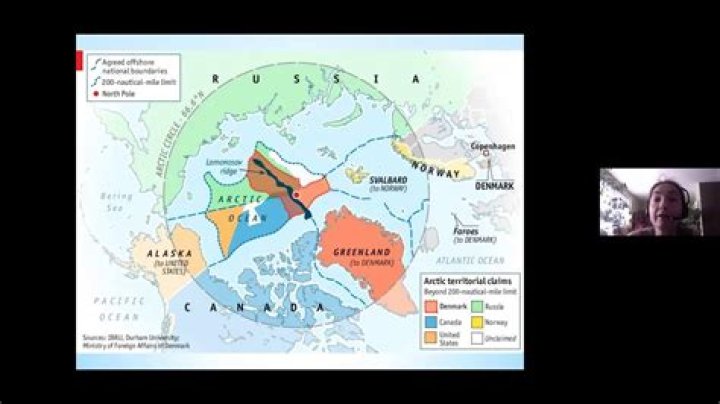 What is Russia claiming about the Lomonosov Ridge?