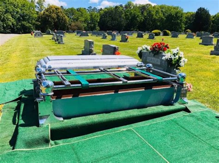 What is the average cost of a burial vault?