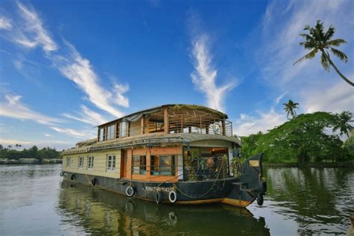 What is the houseboat in Srinagar in which tourist love to stay?