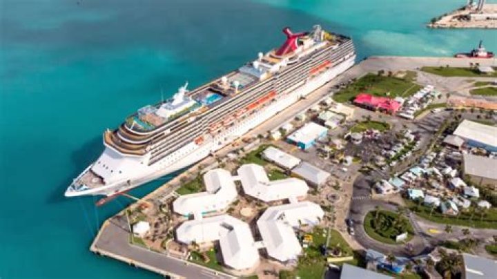 Where do the cruise ships dock in Freeport Bahamas?