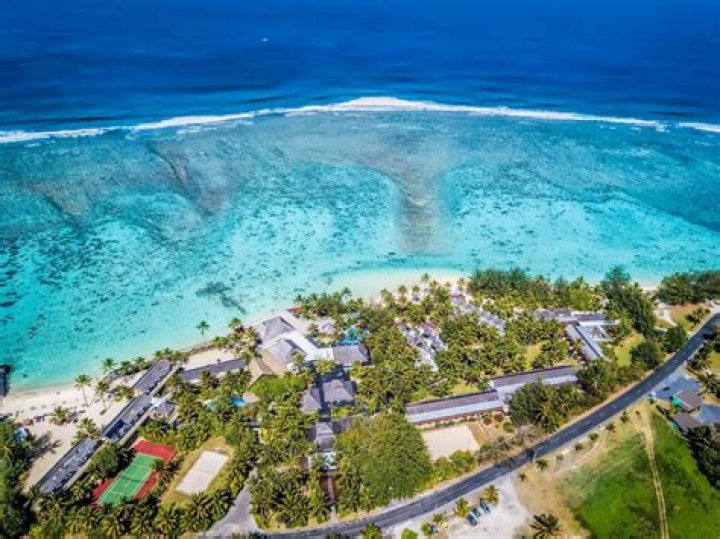Who owns the Rarotongan Hotel?