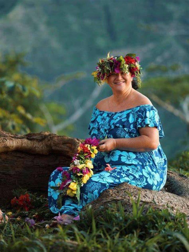 Why do Polynesians wear flowers in their hair?